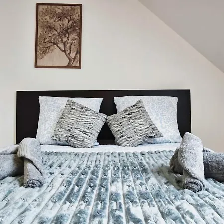 2 Bedrooms 4 Guests Downtown & Metro Tourcoing